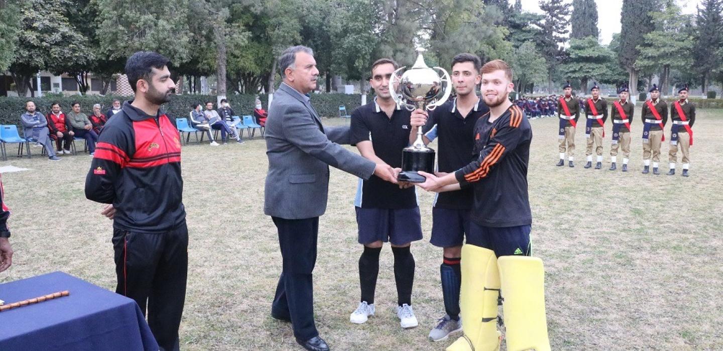 Principal awarding cricket trophy